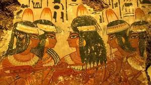 Another hairstyle for men was distinctive short curls covering the ears shaping a bend from temple to nape. Tzfe6hkruqvkxm