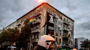Abitanti di berlino est si preparano per attraversare il muro dopo l'eliminazione delle restrizioni. Sgomberato Il Liebig 34 Simbolo Delle Occupazioni Di Sinistra Di Una Berlino Che Non C E Piu