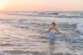 Bitte achten sie darauf, dass die tasche die zulässigen grenzen für maße und gewicht nicht überschreitet. Junge Braut In Einem Weissen Brautkleid Geniesst Eine Schwimmen In Das Wasser Des Ozeans Im Spatsommer In Der Abenddammerung Lizenzfreie Fotos Bilder Und Stock Fotografie Image 36152368