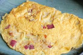 Tortilla de huevo normal con salami en la mesa | Foto Premium