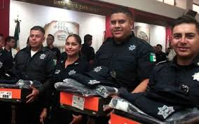 #silosreconocesdenúncialos policías de @ecatepec rescatan a cinco integrantes de una familia y detienen a tres presuntos secuestradores, quienes portaban gafetes y uniformes de @izzi_mx. Anuncian Instalacion De 400 Camaras De Seguridad En Ecatepec Y Entregan Uniformes De Alta Calidad A Policias La Prensa Noticias Policiacas Locales Nacionales