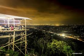 Gambar pemandangan gunung suasana sore hari. Wisata Malam Di Bukit Dengan Pemandangan Kota Yang Indah