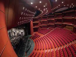 Ca urmare, având în vedere că durata spectacolului este de 3 ore, această inedită desfășurare a premierei a fost soluția optimă. Sala Mare Teatrul NaÅ£ional Bucuresti