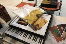 Stream songs including sikap duniawi, untuk hati yang terluka. and more. Isyana Sarasvati Suguhkan Lexicon Dalam Bentuk Boxset Apa Saja Isinya