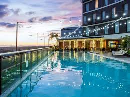 Ukuran kolam renangnya yang terdapat di lantai 1 tidak begitu besar, tapi cukup nyaman digunakan karena airnya jernih dan bersih. Kolam Renang Swiss Belinn Singkawang