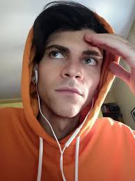 Un 26enne, a lavoro, che cerca di capire il funzionamento di Threads per  non essere classificato come boomer: