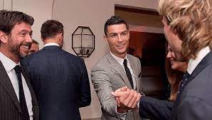 صور رونالدو وعائلته يستعرضون أناقتهم في حفل يوفنتوس نشر النجم البرتغالي كريستيانو رونالدو هداف يوفنتوس الإيطالي صورة على حسابه الشخص talk show talk scenes