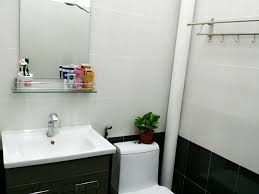 Sebagai peraturan, bilik mandi di apartmen khas bangunan bertingkat menduduki kawasan kecil. Diy Bilik Air Design Rumah Terkini