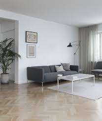 Wohnzimmer Skandinavisch Finnisch Modern Minimalistisch Reduziert Monochrom Schlicht Einrichten Graues Sofa Couchtisch Teppich Home Hotel Style Home And Living