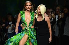 Donatella versace, in full donatella francesca versace, (born may 2, 1955, reggio calabria, italy), italian fashion designer whose roles at gianni versace spa included vice president and artistic. Jennifer Lopez Im Jungle Dress Donatella Versace Und J Lo Feiern Das Dschungel Kleid Unterhaltung Stuttgarter Nachrichten