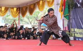 Tubuhnya kutopang dengan tangan kiri, sementara tangan kiri membimbing batang kemaluanku bapa mertuaku tersenyum sumbing mendengar khabar tersebut. Salah Satu Serangan Dengan Kaki Disebut Juh News Teknik Serangan Kaki Dalam Pencak Silat