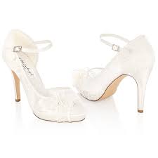 Pour parfaire votre look de mariée et sublimer la robe de vos rêves, vous misez sur la coiffure, le maquillage, les bijoux mais aussi, les chaussures de mariée.escar. Chaussure Mariee Dentelle Ivoire Transparente Lola