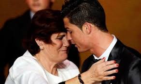 Dolores aveiro escribió un mensaje en facebook tras ver como ronaldo fue acusado por un dolores aveiro acompañó a su hijo durante su presentación como nuevo jugador de la juventus. Ronaldo S Mother Likes His Son To Mu Rather Than Psg Steemit