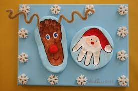 On her face she paints a white. Empreinte De Pied Renne Empreinte De Main Pere Noel Les Lutins Creatifs Bricolage Pour Enfants Bricolage Enfant Cadeau Noel Fait Main Activite Noel