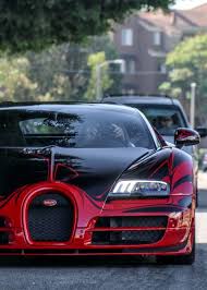 Je Vraagt Je Toch Af Wat Voor Moois Ervoor Rijdt Waarom Anders Een Foto Maken Bugatti Veyron Bugatti Veyron