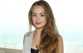 Wiktoria gąsiewska zasłania piersi luźną marynarką. Wiktoria Gasiewska Instagram Zdradza Jak Wygladala Na Studniowce Eska Pl