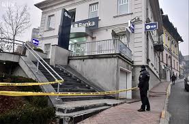 Godine, donijela je odluku da se zgrada, proglasi za nacionalni spomenik bih. Incident U Banci U Sarajevu Policajac U Samoobrani Ranio Napadaca Jabuka Tv