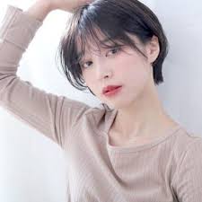 丸顔さんに似合う黒髪ショート特集 美人見えする大人の髪型をご紹介 folk 黒髪 ショートヘア 黒髪 前髪 長い
