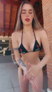 Larissa Hammer luciendo bragas ajustadas, con expresión provocativa - Dale  Porno
