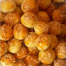 Kue nastar yang berisi selai nanas dan betabur keju seringkali membuat orang tak bisa berhenti mamakannya. Kue Nastar Nanas
