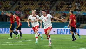 Verfolgt das spiel zwischen spanien und polen bei ft. Spanien Polen 1 1 Spanien Patzt Erneut Lewandowski Halt Polen Im Turnier