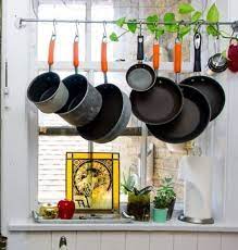kleine keuken inrichten opbergruimte voor het raam pot rack kitchen store pots and pans pot and pan storage