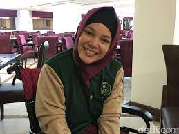 Air ini bersumber di dekat kabah tempat suci umat islam sebagai kiblat dalam melaksanakan solat. Dewi Sandra Semprot Air Zam Zam Ke Wajah Untuk Perawatan Kulit Selama Umrah