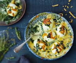 œufs Mollets Aux Epinards Gratines A La Creme De Cheddar Recette En 2020 Idee Recette Recette Epinards Frais Oeuf Mollet