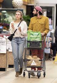 Robbie arnett was born as robert nicholas arnett. Elizabeth Olsen Updates On Twitter Elizabeth Olsen And Robbie Arnett Cuddle Up To Buy Frozen Yogurt And Do Some Grocery Shopping At Whole Foods In La On Oct 21 Https T Co Ohdjramw9u