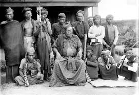 Salah satunya ialah malaysia, yang merupakan sebuah negara berdaulat kerana mempunyai raja dan mengekalkan institusi raja. Fail Collectie Tropenmuseum De Raja Van Dolok Met Zijn Gevolg Simeloengoen Tmnr 10001725 Jpg Wikipedia Bahasa Melayu Ensiklopedia Bebas