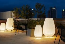 Lampadaire De Jardin 50 Modeles Pour Votre Exterieur Lampadaire Jardin Luminaire Exterieur Design Lampadaire