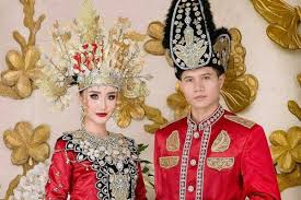 Pakaian tradisionalmasyarakat yogyakarta terdiri dari seperangkat pakaian yang memiliki unsur, tidak dapat dipisahkan satu dengan lainnya. Filosofi Bijak Di Balik Baju Dan Aksesoris Pengantin Adat Gorontalo