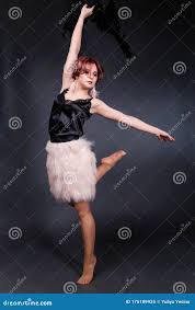 La Bella Donna Retrò Dai Ruggenti Anni 20 Balla Sullo Sfondo Nero Immagine  Stock