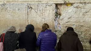 La kippah es un pequeño casquete que la mayoría de los israelíes se pone cuando va a la sinagoga para una celebración, pero que los más religiosos llevan siempre. Deseos Y Peticiones Al Muro De Los Lamentos Jerusalem