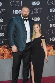 The Mountain Actor Towers Over His 5ft 2 Wife At Game Of Thrones Premiere Game Of Thrones Premiere Actors Hbo Got