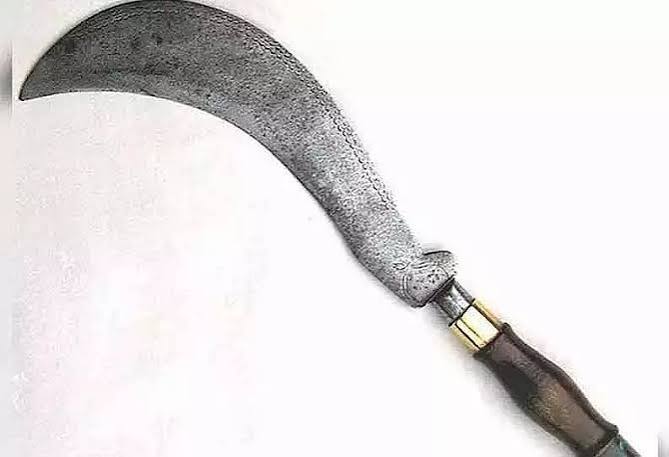 ஒரே குடும்பத்தில் 4 பேருக்கு அரிவாள் வெட்டு