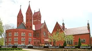 С xiv века у католиков праздник троицы не совпадает с пятидесятницей — днем сошествия на апостолов святого духа. Pravoslavnye I Katoliki Prazdnuyut Den Svyatoj Troicy