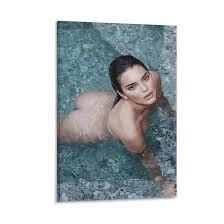 Vivian Jenna Wilson nude model embracing liberationVivian Jenna Wilson-nude model-confident and free nude art