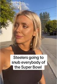 Amanda Bolling's Instagram, Twitter & Facebook