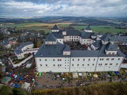 The town is primarily surrounded by. Wintertreffen Der Motorradfahrer Tausende Pilgern Nach Augustusburg Freie Presse Floha