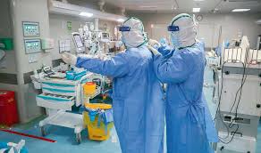 Nach einer bauchspiegelung ist der bauch mit vielen großen pflastern versehen, auch wenn die wunden darunter eigentlich um einiges kleiner sind. Covid 19 Chirurgie In Zeiten Der Pandemie