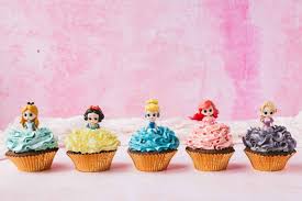 Tengo pendientes dos tutoriales de modelado de fondant, que seguramente sean las siguientes entradas. How To Make Disney Princess Cupcakes Amy Treasure