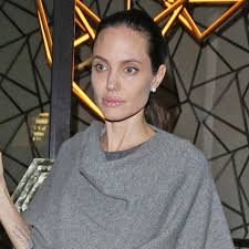 It seems the flawless beauty that angelina jolie has is not that flawless since she still needs to do nose surgery. Angelina Jolie Ihr Gesundheitszustand Ist Bedrohlich Gala De