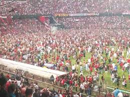Entrada al estadio de la hinchada de colon de santa fe, argentina. Colon Ascendio Y Sus Hinchas Celebraron Con Impresionante Invasion Al Campo Video Futbol Peruano El Bocon