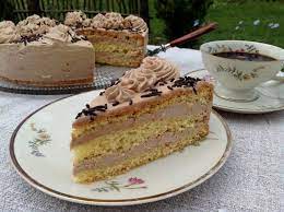 ein einfacher und wunderbar lockerer biskuitboden mit einer kostlichen nougat buttercreme fullung eine festlic kuchen und torten leckere torten nougat torte
