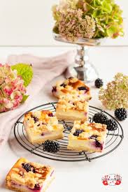 Den kuchen auf einem kuchenrost etwas abkühlen lassen, dann den springformrand lösen und entfernen. Brombeer Kasekuchen Mit Streuseln