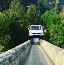 La Vanlife Une Certaine Forme De Liberte Certains La Qualifient De Simplicite Volontaire Mais La Voyage En Van Des Gens Incroyables Fourgon Camping Car
