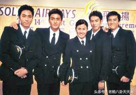 黎諾懿是2004年第十八期無綫電視藝員訓練班畢業出來的藝員, 同班同學有鄭俊弘、蔡淇俊、麥子樂、陳堃等。 剛出道因為他的樣子被指跟陳百強相似, 即成為是無綫電視力捧小生之一。 在2004年雅典奧運，被無綫安排跟馬國明、林峯、黃宗澤、吳卓羲及陳鍵鋒組成的奧運六星。, 出道作品為. 22æ­²ç¥žä¼¼é™³ç™¾å¼·å…¥åœˆ 35æ­²å¨¶5å„„æ¸¯å§ ä»Šå¹¸ç¦å¾—å­å–åå°æ˜¥é›ž æ¯æ—¥é ­æ¢