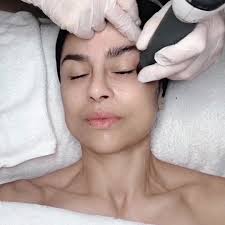 Es importante estimular la formación de colágeno para conseguir un  rejuvenecimiento facial. Y la terapia con ondas de choque es una técnica  excelente para ello. Su aplicación logra resultados ...