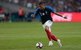 Kylian mbappé avec les bleus, c'est une histoire qui roule. Equipe De France Mbappe S Entraine A Part Le Parisien